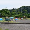 三戸浜海岸でキャンプ・バーベキューを楽しむ人たち
