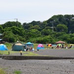 三戸浜海岸でキャンプ・バーベキューを楽しむ人たち