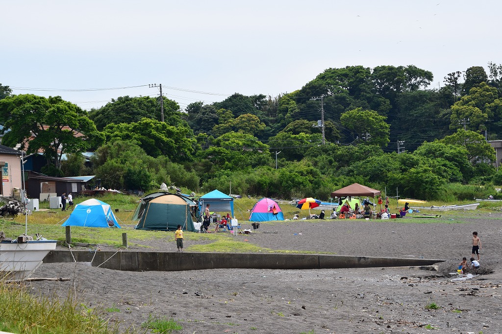 三戸浜海岸でキャンプ バーベキューを楽しむ人たち 三浦半島ビーチマップ