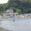 キャンプで大賑わいの三戸浜海岸。