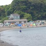 キャンプで大賑わいの三戸浜海岸。